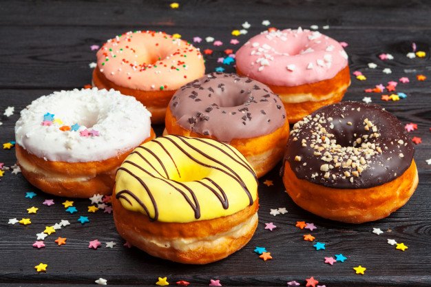 15 Maneiras futuras de ganhar dinheiro online (o melhor para 2021) colorful donuts decorated with confetti sprinkles dark wooden background 127657 5984 - 15 Maneiras futuras de ganhar dinheiro online (o melhor para 2021)